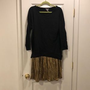 Black sweatshirt dress with gold pleats
